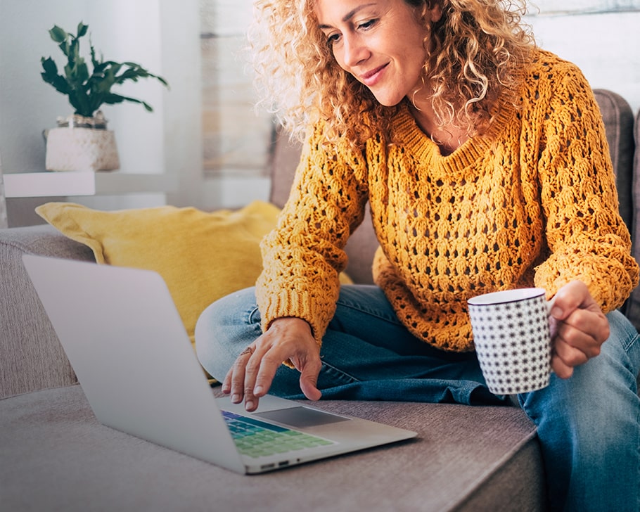 Femme avec laptop digital et café