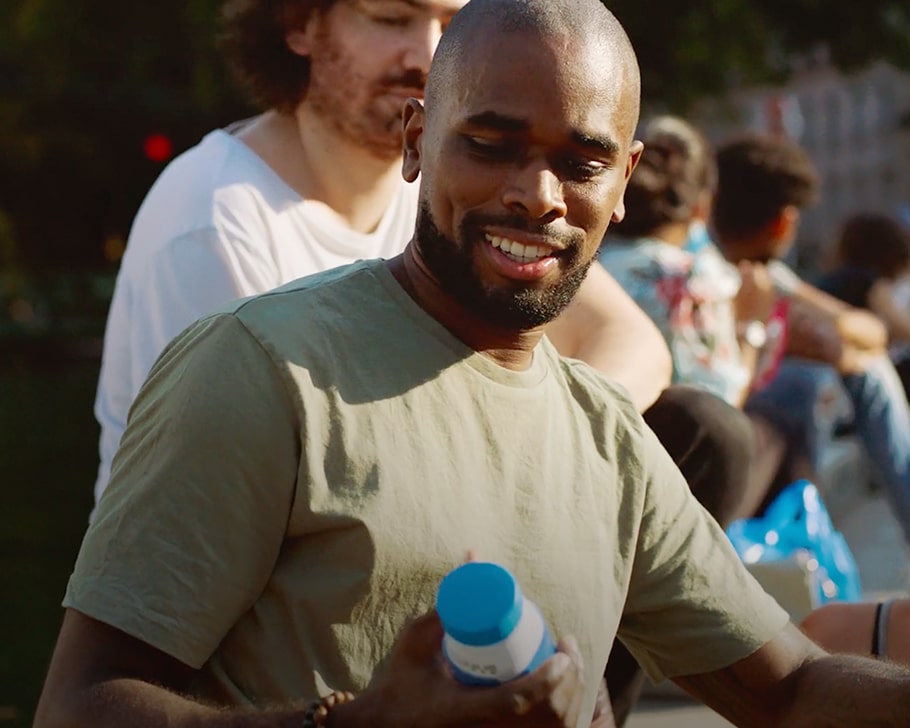 Homme dans la rue avec une bouteille de lait