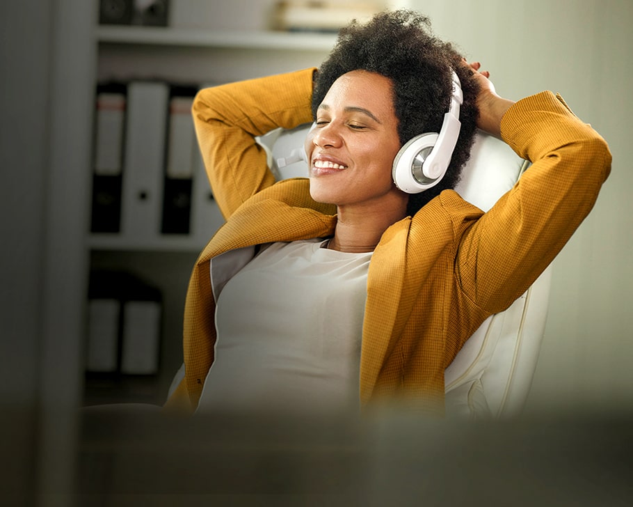 Femme au bureau avec casque