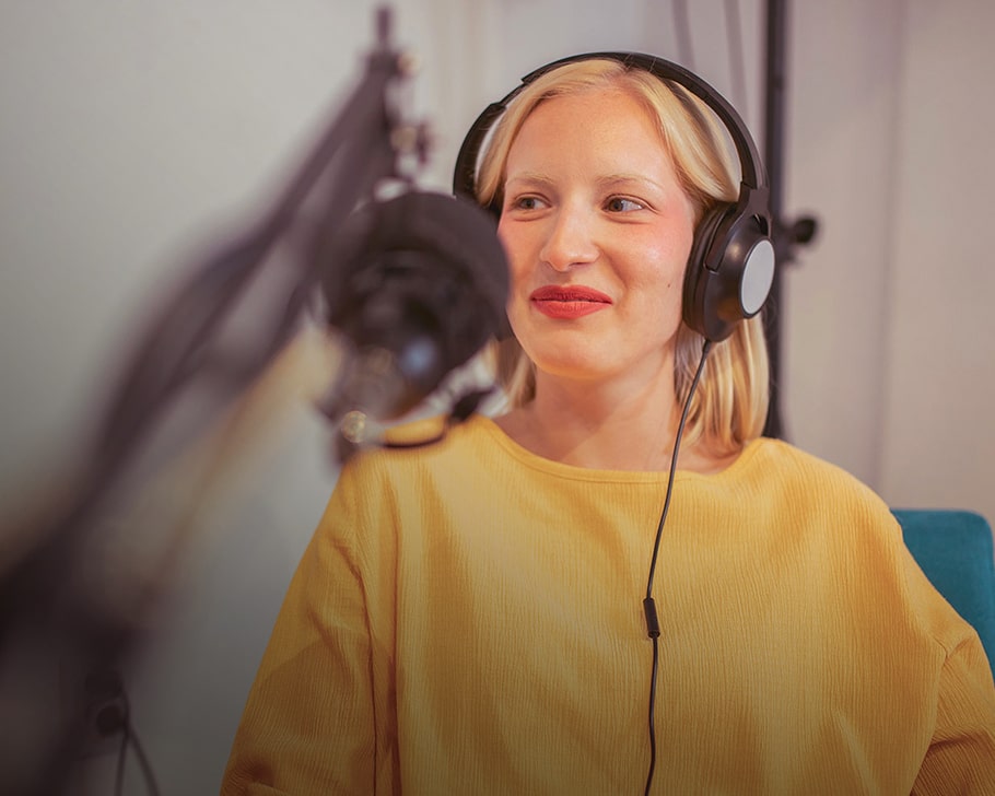 Femme avec casque enregistrement podcast